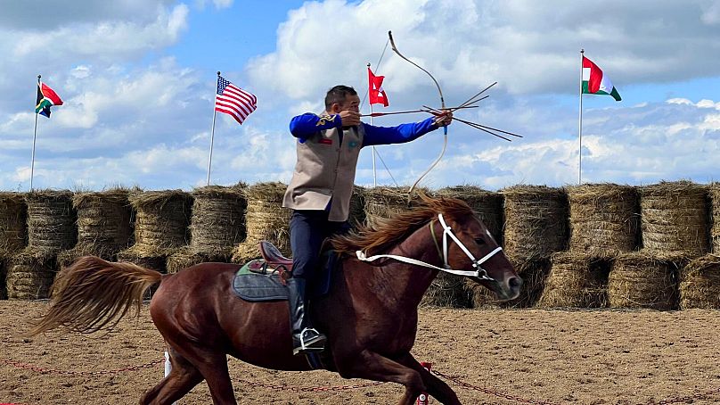 Les cavaliers doivent équilibrer vitesse, précision et contrôle de leur cheval, tout en tirant leurs flèches à mi-galop.