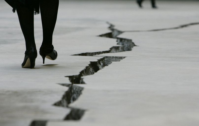 Instalação  uma fenda no chão - intitulada “Shibboleth” - da escultora colombiana Doris Salcedo, no Turbine Hall da Tate Modern em Londres, segunda-feira, 8 de outubro de 2007