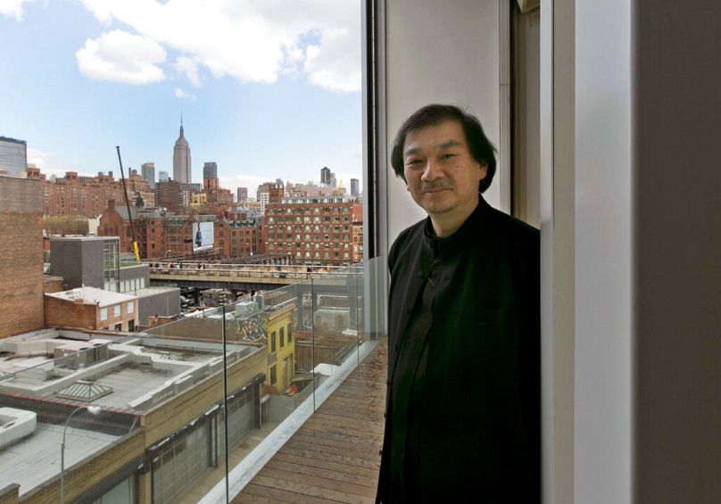 Arquiteto Shigeru Ban, 56 anos, galardoado com o Prémio Pritzker de Arquitetura de 2014, de pé na varanda de um apartamento que desenhou em Nova Iorque. 20 março 2014