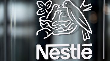 Το λογότυπο της Nestle εμφανίζεται σε ένα παράθυρο, κατά τη διάρκεια της συνέντευξης Τύπου για τα αποτελέσματα του 2018 του γίγαντα τροφίμων και ποτών Nestle, στο Vevey, Πέμπτη 14 Φεβρουαρίου 2019. 