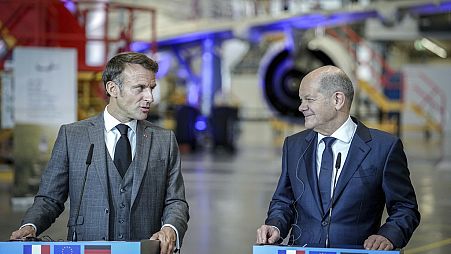 Almanya Başbakanı Olaf Scholz (SPD), sağda, ve Fransa Cumhurbaşkanı Emmanuel Macron, Hamburg-Finkenwerder'deki Airbus tesisini ziyaret ettikten sonra ortak bir açıklama yapıyor, 2023.