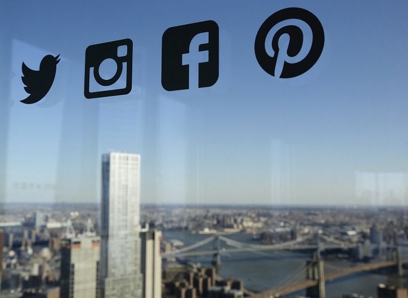 Iconos de Twitter, Instagram, Facebook y Pinterest sobre una ventana.