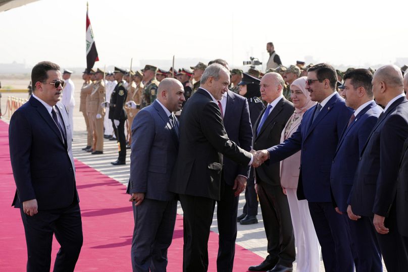 Il presidente iraniano Masoud Pezeshkian viene accolto dal primo ministro iracheno Mohammed Shia al-Sudani all'aeroporto internazionale di Baghdad, Iraq, 11 settembre 2024