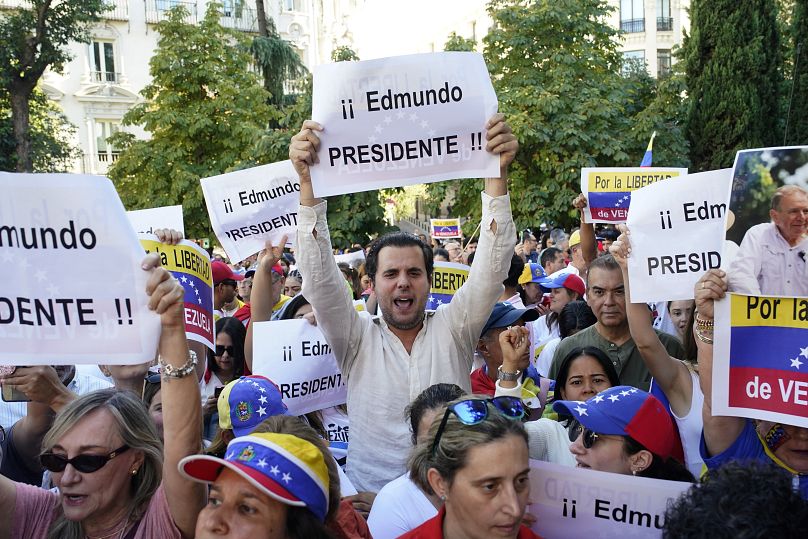 Apoiantes de Edmundo González participam num protesto em Madrid, Espanha.