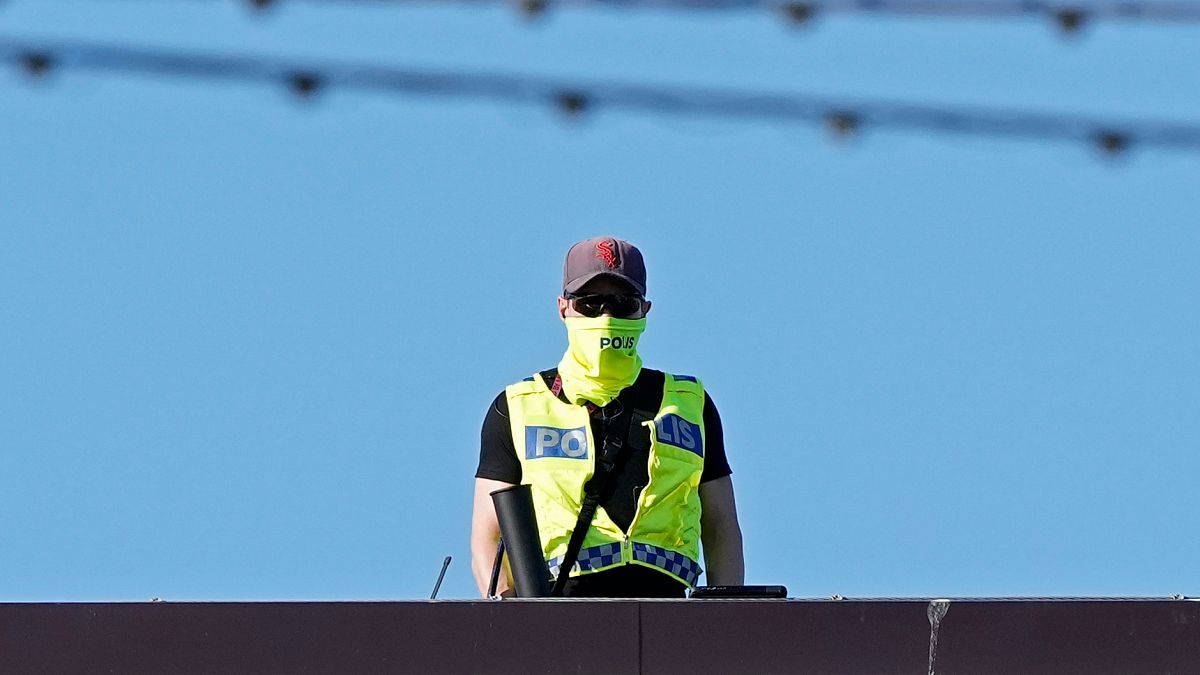 İsveç polisi Stockholm'ün güneyindeki Jordbro'da bir kişinin öldürüldüğü, bir kişinin de yaralandığı olay yerinde, 7 Mayıs 2024