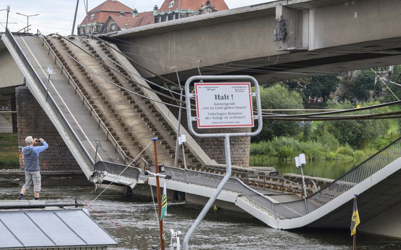 Almanya'nın Dresden kentinde, Elbe Nehri üzerindeki Carola Köprüsü'nün bazı bölümleri çöktü.