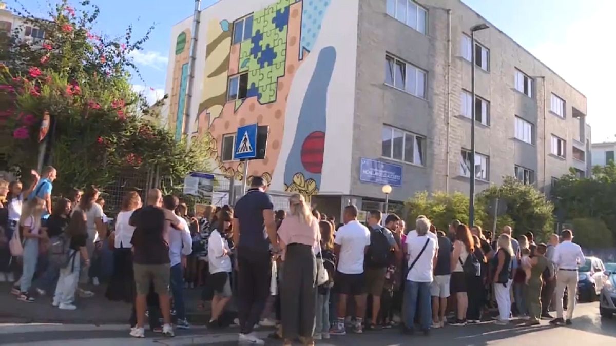 Genitori e figli nel primo giorno di scuola