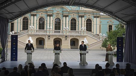 Präsident Nauseda (Litauen), Präsident Selenskyj (Ukraine), Premier Plenković (Kroatien) und Premier Siliņa (Lettland) bei der Krim-Plattform in Kiew, 11. September.