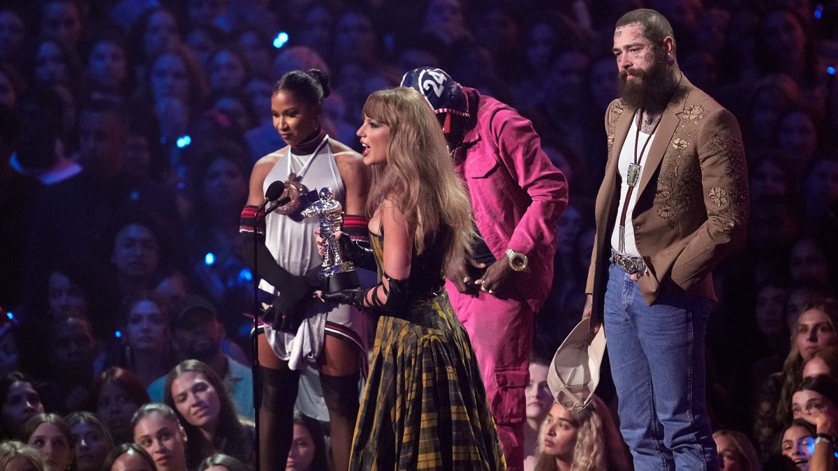 Taylor Swift, al centro, e Post Malone, all'estrema destra, accettano il premio per la migliore collaborazione per "Fortnight" durante gli MTV Video Music Awards mercoledì 11 settembre 2024