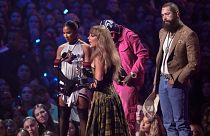 Taylor Swift, en el centro, y Post Malone, en el extremo derecho, aceptan el premio a la mejor colaboración por "Fortnight" durante los MTV Video Music Awards el miércoles 11 de septiembre de 2024.