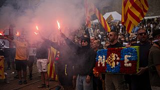 Protestocular, "Diada" olarak adlandırılan Katalan Ulusal Günü sırasında Katalonya'nın İspanya'dan bağımsızlığını talep eden sloganlar atarken bağımsızlık bayrakları ve işaret fişekleri taşıyor.