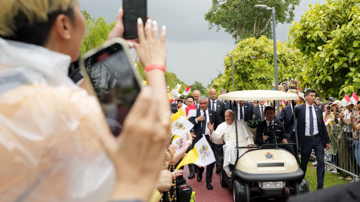 Pope asks for better conditions of migrant workers in Singapore