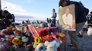 Une photo est placée parmi des fleurs en mémoire de la mort d'Aysenur Ezgi Eygi, 26 ans, lors d'une veillée sur la plage d'Alki, tué en Cisjordanie occupée.