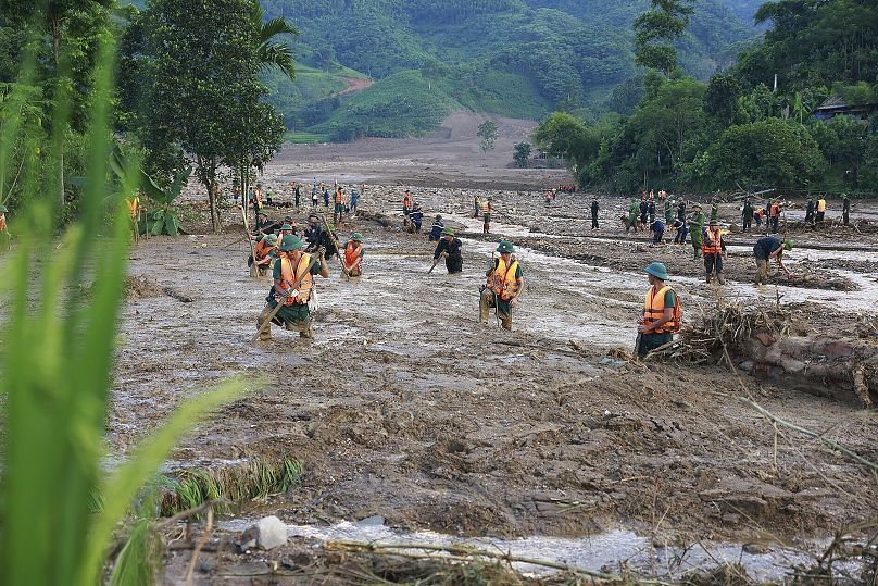 Des secouristes recherchent les disparus après une crue soudaine dans la province de Lao Cai, au Viêt Nam, le jeudi 12 septembre 2024.