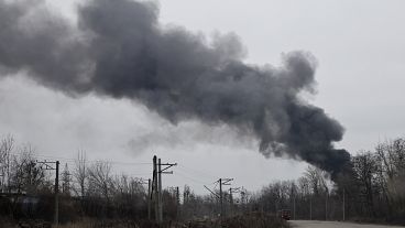 De la fumée s'élève d'une installation énergétique après une attaque russe à Kharkiv, en Ukraine, le vendredi 22 mars 2024.