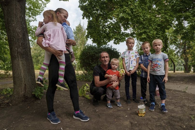 Iryna Belikova, 37 ans, avec ses six enfants et son mari, Ihor, attendent d'être évacués à Pokrovsk, dans la région de Donetsk, en Ukraine, le vendredi 23 août 2024.