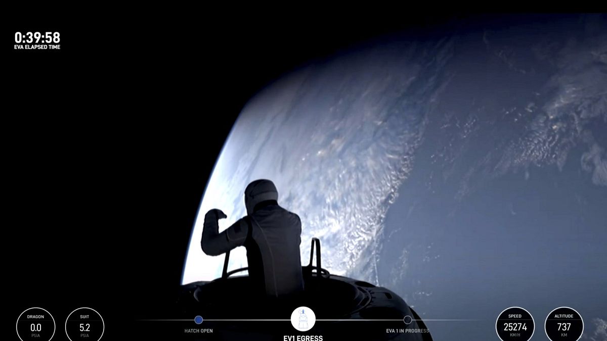 Bir SpaceX videosundan alınan bu görüntü, 12 Eylül 2024 Perşembe günü teknoloji milyarderi Jared Isaacman liderliğindeki ilk özel uzay yürüyüşünün başlangıcını gösteriyor.