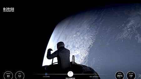 Esta imagen extraída de un video de SpaceX muestra el inicio de la primera caminata espacial privada liderada por el multimillonario tecnológico Jared Isaacman este jueves