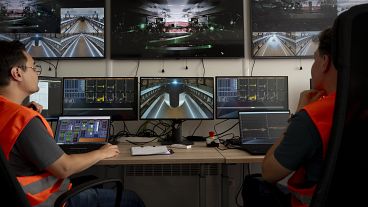 Des techniciens travaillent dans la salle de contrôle d'un terrain d'essai pour un système de transport à grande vitesse lors d'une visite de presse d'un centre d'essai européen pour l'hyperloop. 