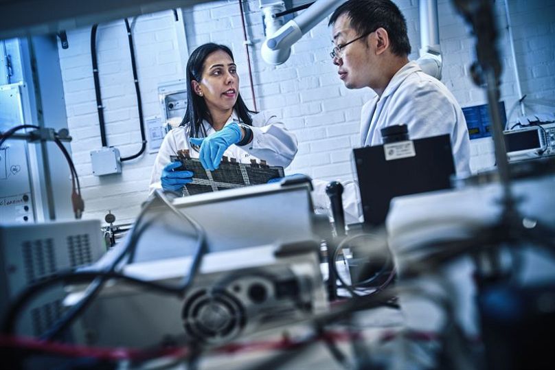 Los investigadores Richa Chaudhary y Zhenyuan Xia trabajan en el laboratorio de grafeno de Chalmers.