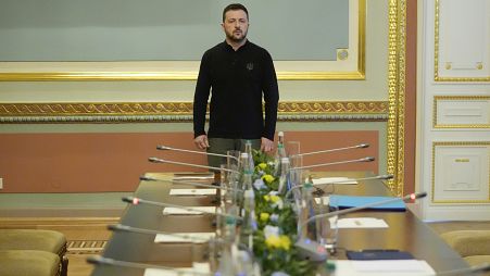 Le président ukrainien Zelenskyy attend de rencontrer le secrétaire d'État américain Antony Blinken et le ministre britannique des affaires étrangères David Lammy au palais Mariinsky à Kiev, en Ukraine.