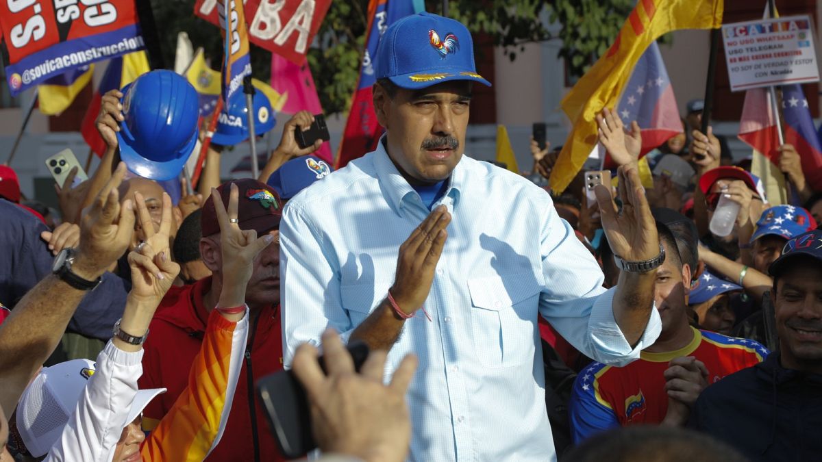 El presidente venezolano, Nicolás Maduro, se encuentra con sus partidarios durante una manifestación a favor del gobierno, en Caracas, Venezuela, el 17 de agosto de 2024.