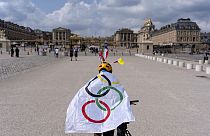 Un turista con la bandiera delle Olimpiadi 