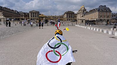 Un turista con la bandiera delle Olimpiadi 