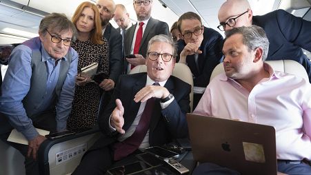 Der britische Premierminister Keir Starmer spricht an Bord seines Flugzeugs zu den Medien, während er nach Washington DC fliegt, 12. September 2024