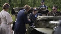 El rey neerlandés, Guillermo Alejandro, y la reina, Máxima, saludan al veterano de la II Guerra Mundial, Kenneth Thayer, en el 80 aniversario de la liberación de Países Bajos.