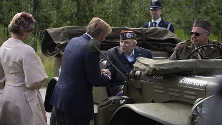 Il veterano della Seconda Guerra Mondiale Kenneth Thayer viene salutato dal re olandese Willem-Alexander e dalla regina Maxima in occasione dell'80° anniversario della liberazione dei Paesi Bassi, il 12 settembre 2024