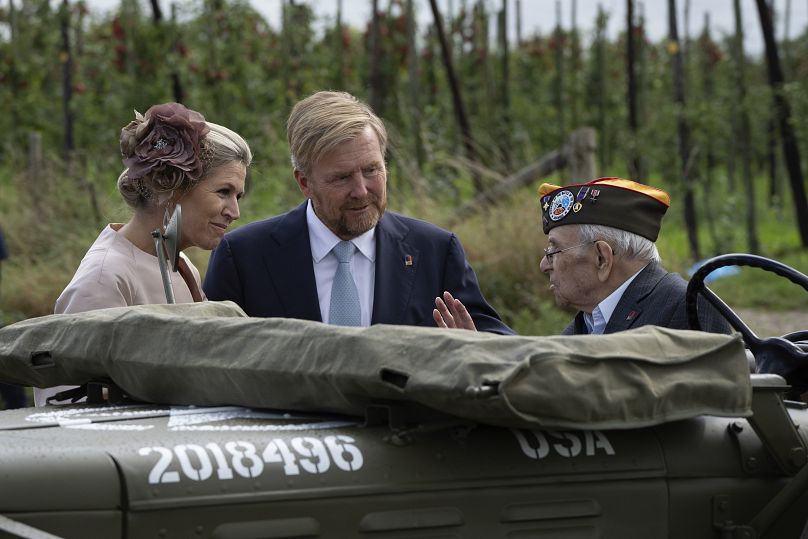 O veterano da Segunda Guerra Mundial Kenneth Thayer é saudado pelos reis dos Países Baixos