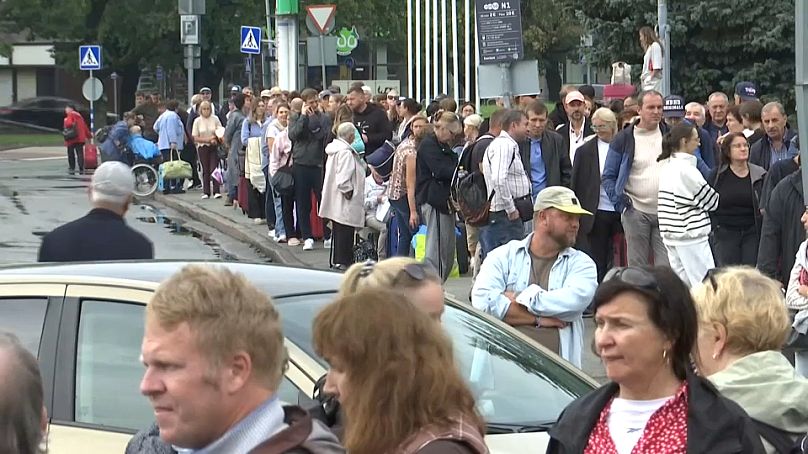 Les piétons peuvent mettre des heures pour passer de l'Estonie à la Russie via le poste frontière de Narva, le 12 septembre 2024.