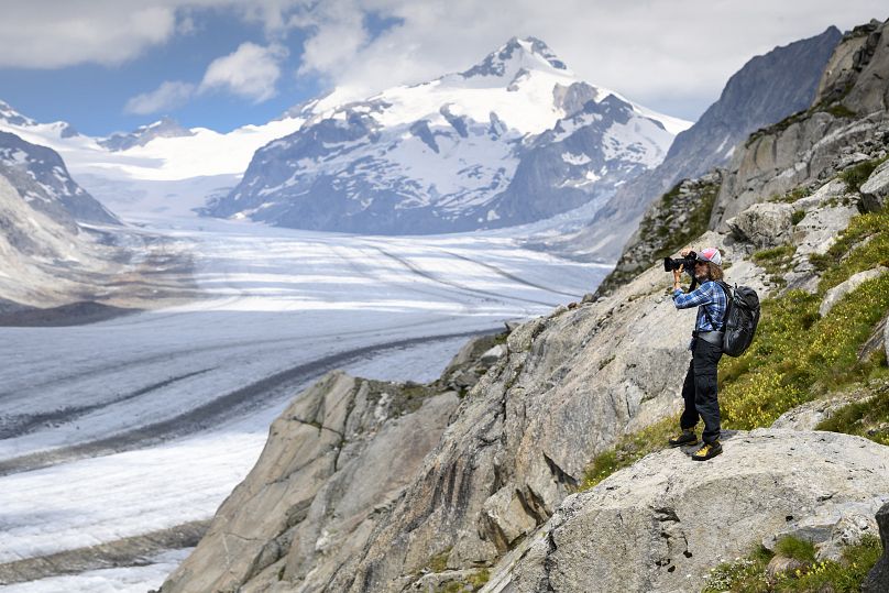 Le photographe suisse David Carlier prend des photos du glacier suisse d'Aletsch, le plus long d'Europe, le 21 juillet 2020.