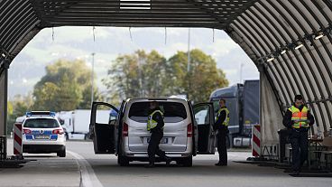 Német rendőri ellenőrzés Kiefersfeldennél, az osztrák határon