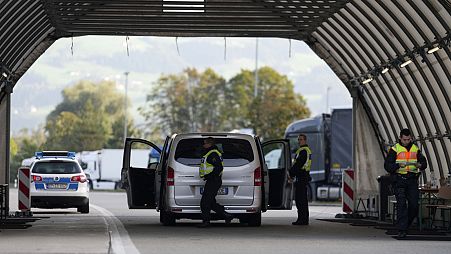 Német rendőri ellenőrzés Kiefersfeldennél, az osztrák határon