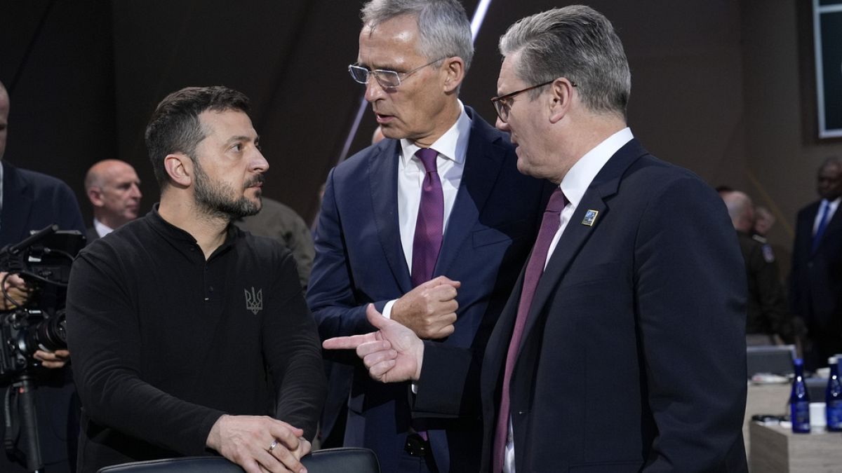 Keir Starmer com o presidente ucraniano Volodymyr Zelenskyy e o secretário-geral da NATO, Jens Stoltenberg