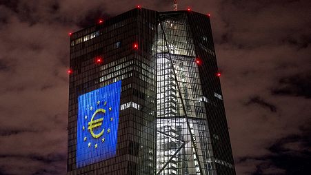 Una instalación luminosa se proyecta sobre el edificio del Banco Central Europeo en Fráncfort (Alemania),