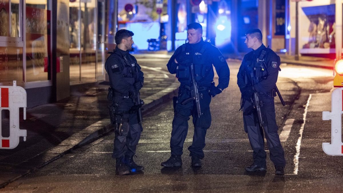 Polis, 23 Ağustos 2024 Cuma günü Almanya'nın batısındaki Solingen kentinde bir festivale düzenlenen saldırıda ölen ve yaralananların olduğu yerin yakınında konuşlandı