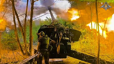 Un soldat russe tire avec un obusier Msta-B en direction d'une position ukrainienne dans la zone frontalière russo-ukrainienne de la région de Koursk (publié le 13.09.2024).