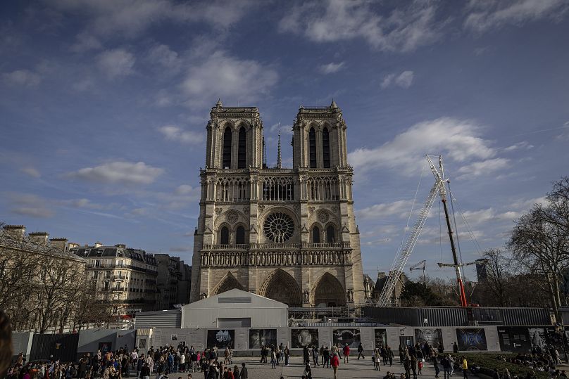 Un échafaudage est en train d'être retiré autour de la flèche de la cathédrale Notre Dame de Paris, montrant le coq et la croix, à Paris, France, samedi 17 février 2024.