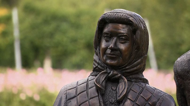 Statue en bronze de la reine Élisabeth II, exposée dans les jardins du château d'Antrim