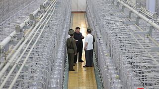 Kim Jong Un, en el centro, en una visita de inspección a lo que dicen que es un instituto de armas nucleares y una instalación de materiales nucleares en un lugar no revelado de Corea del Norte.