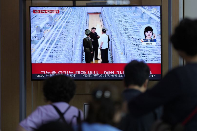Une TV à la gare de Séoul, en Corée du Sud, le 13 septembre 2024. On peut lire « La Corée du Nord, dévoile pour la première fois une installation d'enrichissement d'uranium"