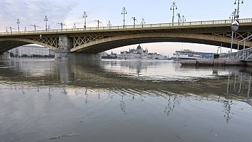 Az áradó Duna a Margit-hídnál, júniusban