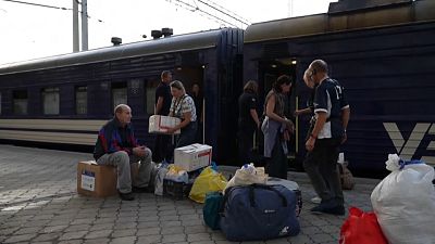 Эвакуированные садятся на поезд 