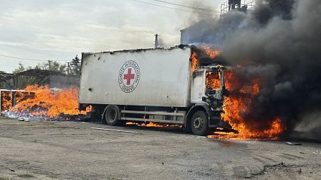 Φορτηγό του Ερυθρού Σταυρού τυλιγμένο στις φλόγες, μετά από ρωσικό πλήγμα, όπως αναφέρουν ουκρανικές πηγές.