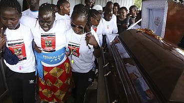 Familiares intentan consolar a una mujer que llora tras ver el cuerpo de la atleta olímpica ugandesa Rebecca Cheptegei