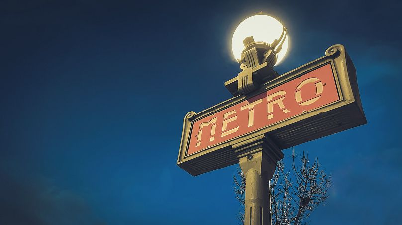 Una tipica insegna della metropolitana di Parigi