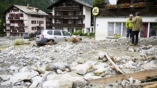 Les décombres d'un glissement de terrain causé par les intempéries qui ont suivi les tempêtes ayant provoqué d'importantes inondations et un glissement de terrain sont photographiés à Saas-Grund, en Suisse.